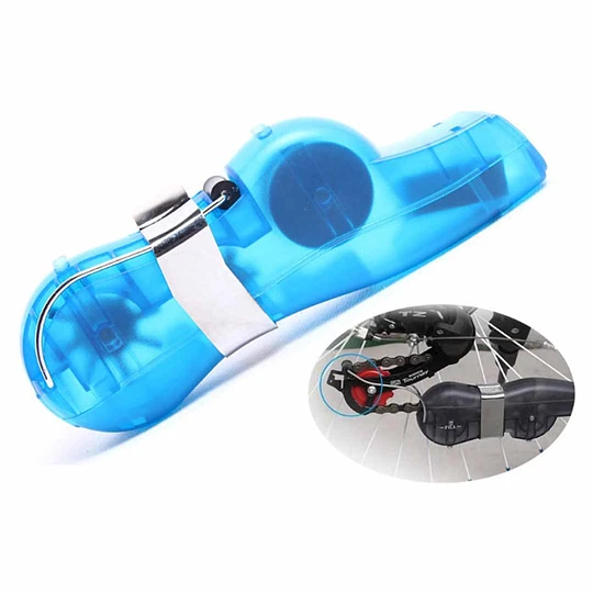 Limpiador de cadena portátil azul con detalle de uso en la bicicleta